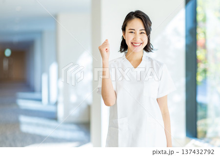 看護師 女性 看護師 女性 137432792