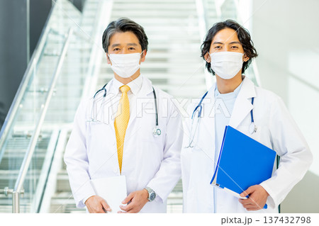 マスクをした医療従事者 マスクをした医療従事者 137432798