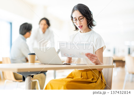 オフィスで働くビジネスウーマン 137432814