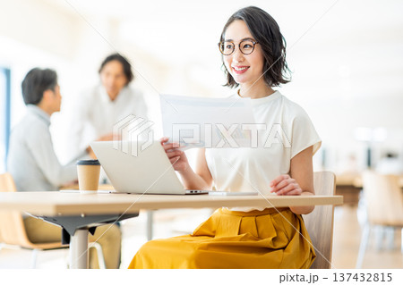 オフィスで働くビジネスウーマン 137432815