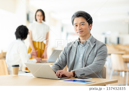 オフィスで働くビジネスマン 137432835