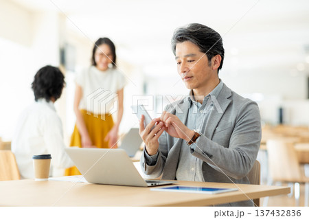 オフィスで働くビジネスマン オフィスで働くビジネスマン 137432836