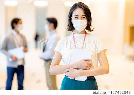 オフィスでマスクを着用している若い女性 137432848