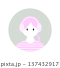 ヘッドフォンで音楽を聴く女性のシンプルフラットアイコンイラスト 137432917