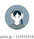 ヘッドフォンで音楽を聴く女性のシンプルフラットアイコンイラスト 137432918