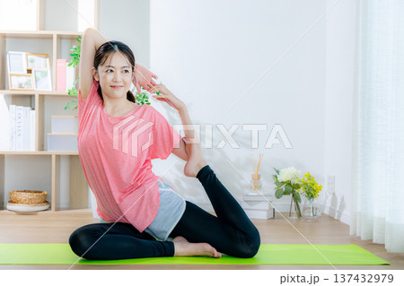 ヨガをする女性 ヨガをする女性 137432979