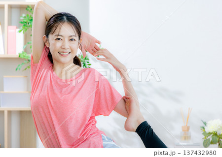 ヨガをする女性 137432980