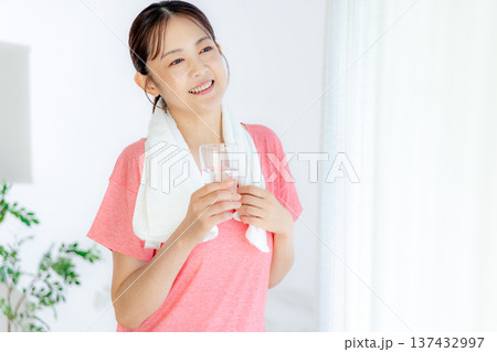 水分補給するミドル女性 水分補給するミドル女性 137432997