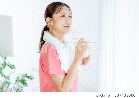 水分補給するミドル女性 137433000