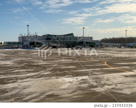 冬の青空の下に広がる雪の釧路空港ターミナルビル 2026.1.29 釧路市, 日本 冬の青空の下に広がる雪の釧路空港ターミナルビル 2026.1.29 釧路市, 日本 137433336
