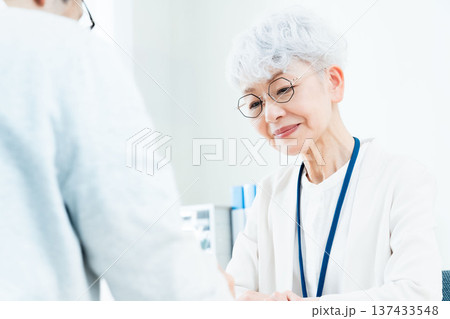 相談を受けるシニア女性 137433548