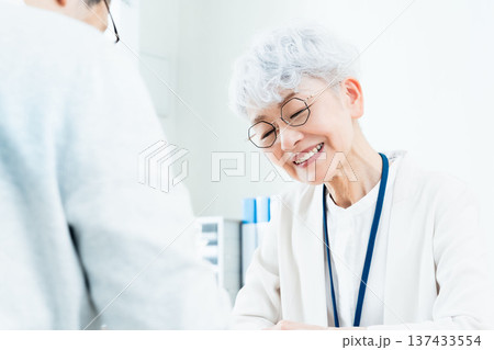 相談を受けるシニア女性 相談を受けるシニア女性 137433554