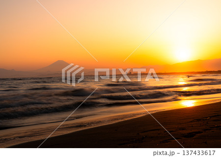 湘南海岸から見た夕焼け 137433617