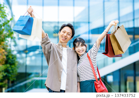 買い物する夫婦 買い物する夫婦 137433752