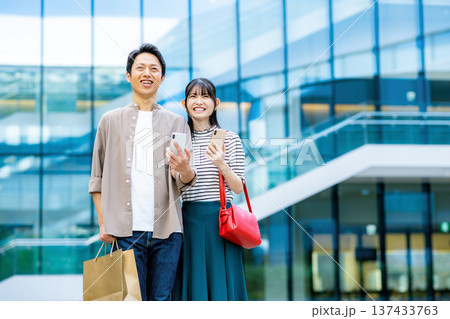 スマホを見るカップル 137433763