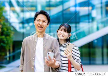 スマホを見るカップル 137433764