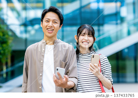 スマホを見るカップル 137433765