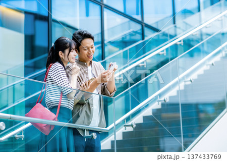 スマホを見るカップル 137433769