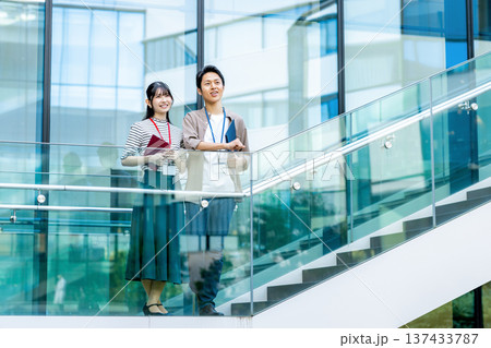 オフィス　ビジネスウーマン 137433787