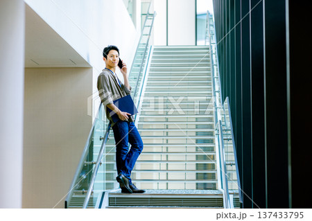 カジュアルなオフィスイメージ 137433795