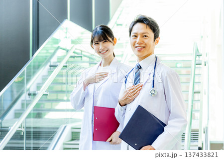 病院で働く若い医師　 137433821