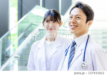病院で働く若い医師　 137433822