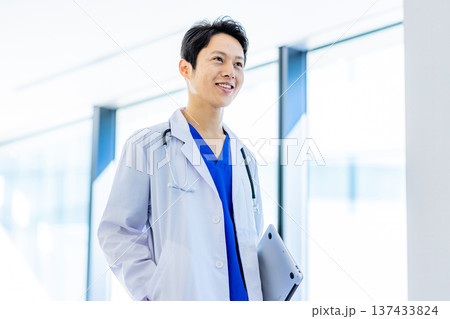 病院で働く若い医師　 137433824