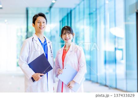 病院で働く若い看護師 137433829