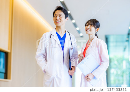 病院で働く若い看護師 137433831