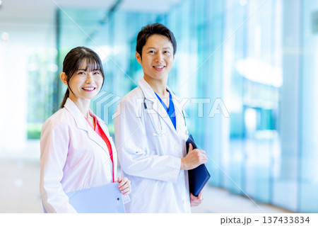 病院で働く若い看護師 137433834
