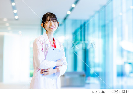 病院で働く若い女医 137433835