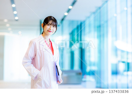 病院で働く若い女医 病院で働く若い女医 137433836