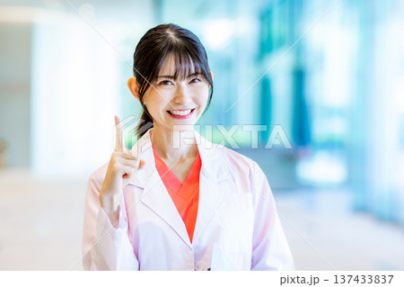 病院で働く若い女医 137433837