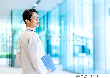 白衣の男性 白衣の男性 137433839