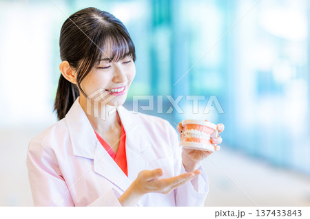 歯医者 女性 歯医者 女性 137433843