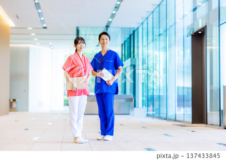 病院で働く若い医師と看護師 137433845