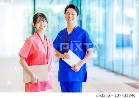 病院で働く若い医師と看護師 137433846