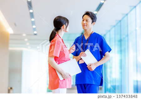 病院で働く若い医師と看護師 137433848