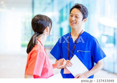 病院で働く若い医師と看護師 137433849