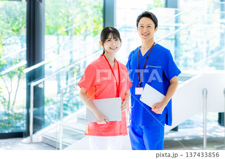 若い介護士 若い介護士 137433856