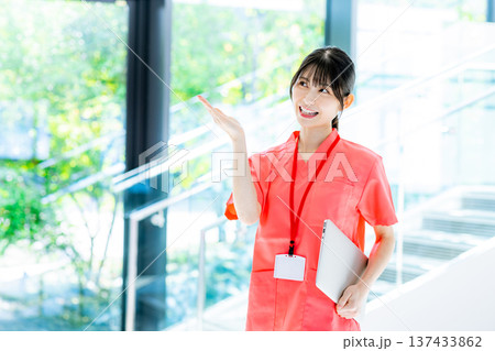 スクラブを着た若い女性 スクラブを着た若い女性 137433862
