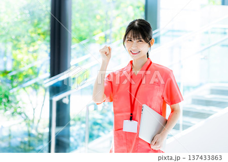 スクラブを着た若い女性 スクラブを着た若い女性 137433863