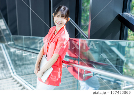若い女性のポートレート 137433869