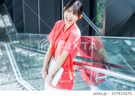 若い女性のポートレート 若い女性のポートレート 137433870