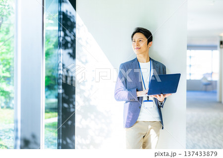 ノートパソコンを持ったビジネスマン 137433879