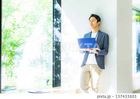 ノートパソコンを持ったビジネスマン 137433883