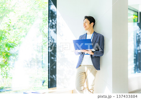 ノートパソコンを持ったビジネスマン 137433884