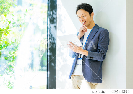 タブレットを持つビジネスマン 137433890