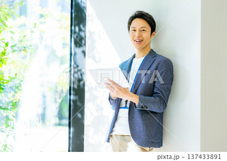 タブレットを持つビジネスマン 137433891