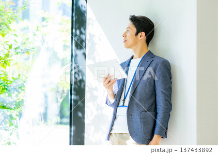 タブレットを持つビジネスマン 137433892